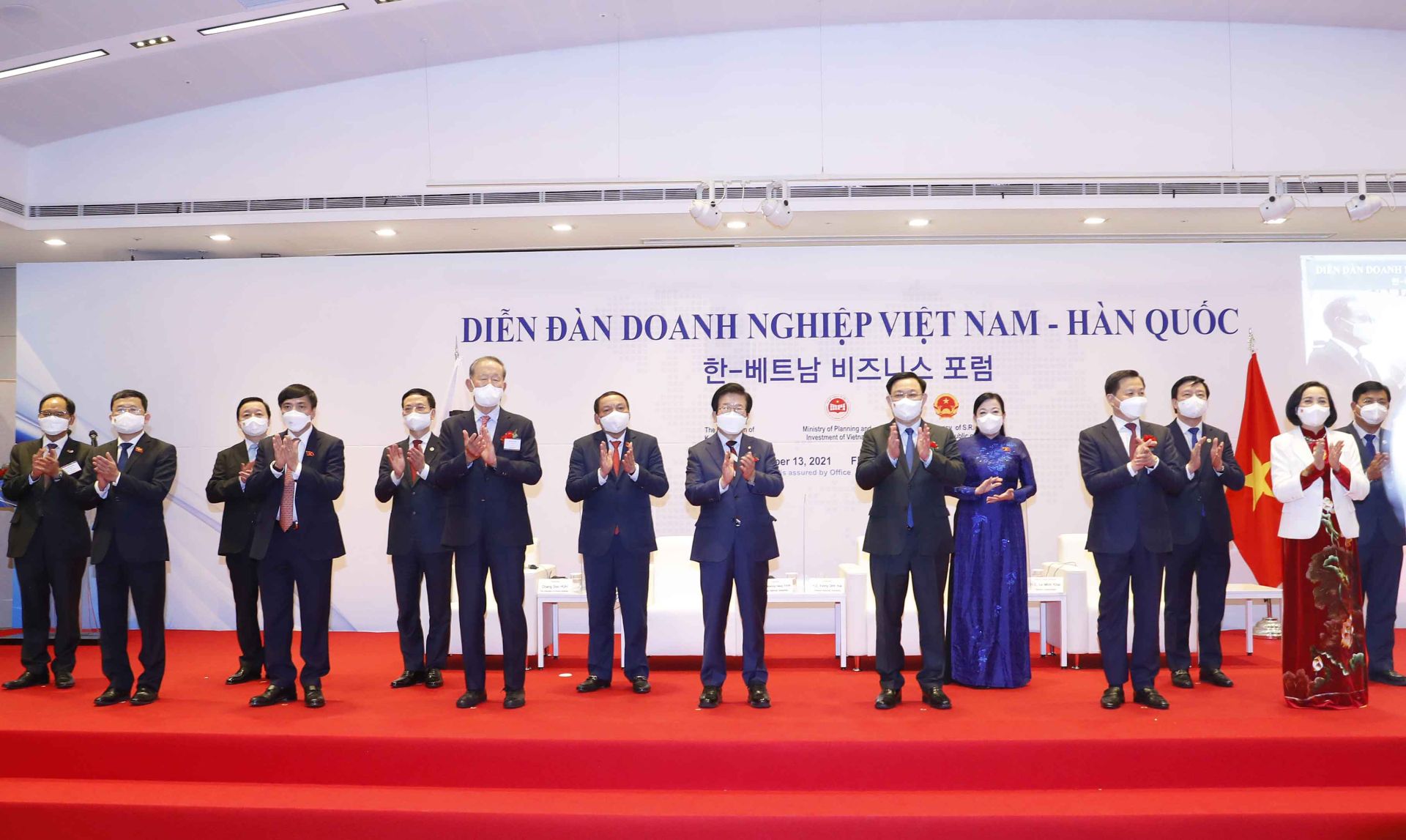 Chủ tịch Quốc hội Vương Đình Huệ và Chủ tịch Quốc hội Hàn Quốc cùng các đại biểu tham dự Diễn đàn Doanh nghiệp Việt Nam - Hàn Quốc