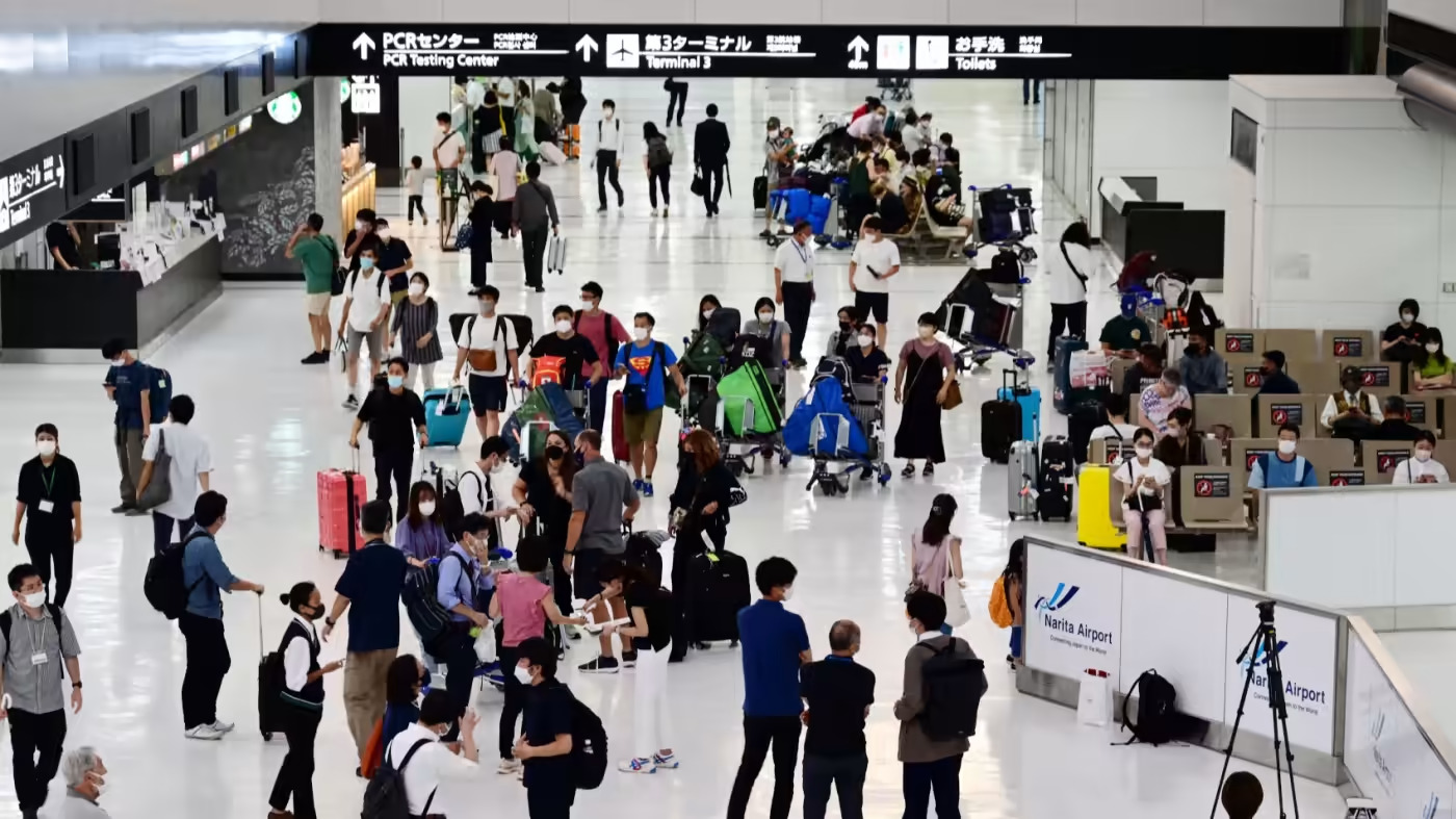 Sân bay Narita, gần Tokyo. Các biện pháp kiểm soát biên giới hiện tại của Nhật Bản yêu cầu khách du lịch xuất trình bằng chứng về kết quả xét nghiệm COVID âm tính trong vòng 72 giờ sau khi khởi hành. (Ảnh của Tomoki Mera)