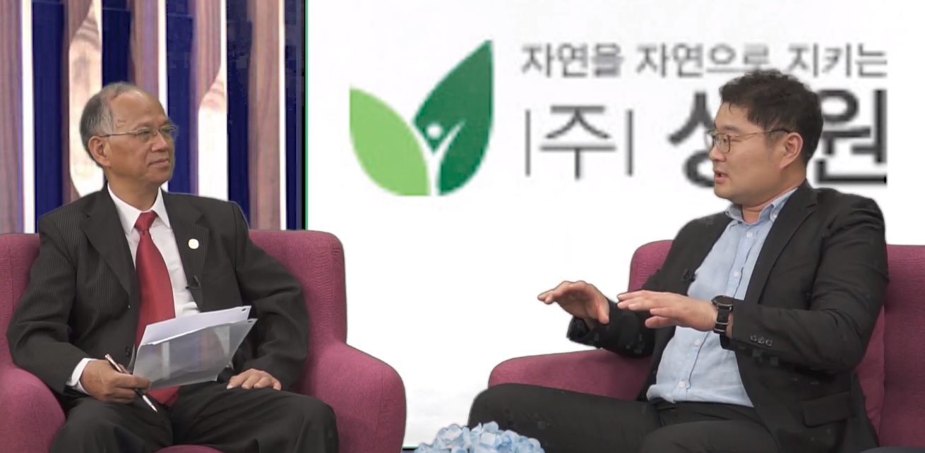 Ông Han Kwon Yul – Giám đốc công ty Sungwon DX (phải) trong
buổi talkshow do Tạp chí Doanh nghiệp và Hội nhập thực hiện
