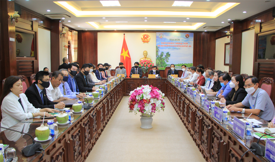 Chủ tịch Ủy ban Hỗ trợ kinh tế Hàn – Việt Kwon Jae Haeng (bên trái bàn trung tâm) trong buổi làm việc với UBND tỉnh An Giang