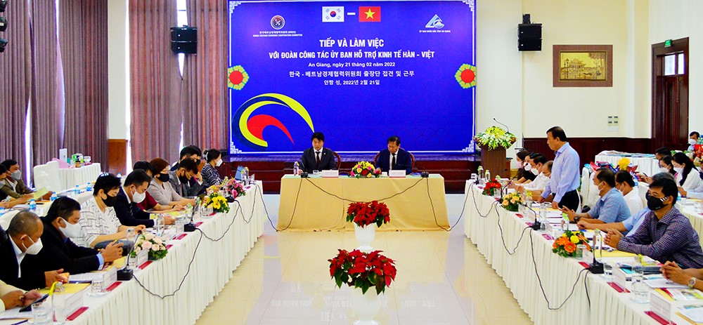 Under the auspices of the Korea-Vietnam Economic Support Committee, a delegation of Korean professionals and businessmen in Vietnam collaborated with the Standing People's Committee of Ben Tre province.