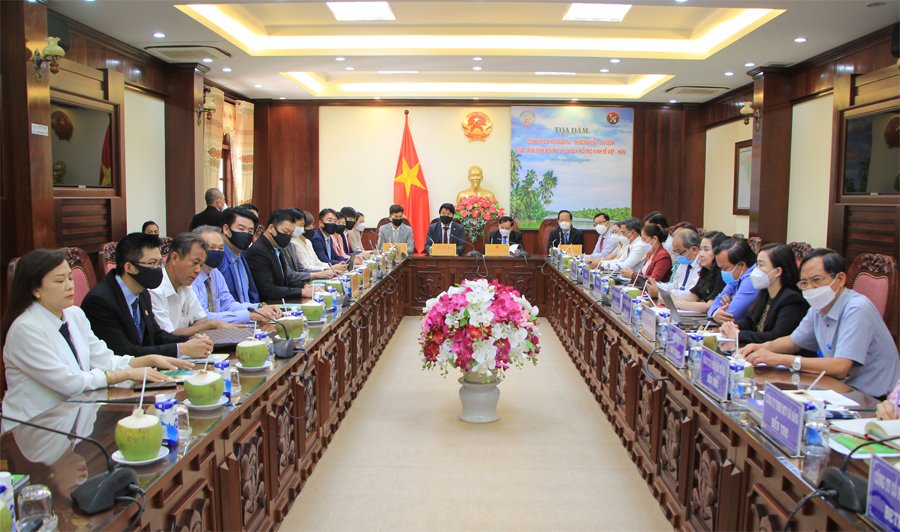 Kwon Jae Haeng, Chairman of the Korea-Vietnam Economic Support Committee (on the left of the centre table), speaks with the People's Committee of An Giang province during a working session