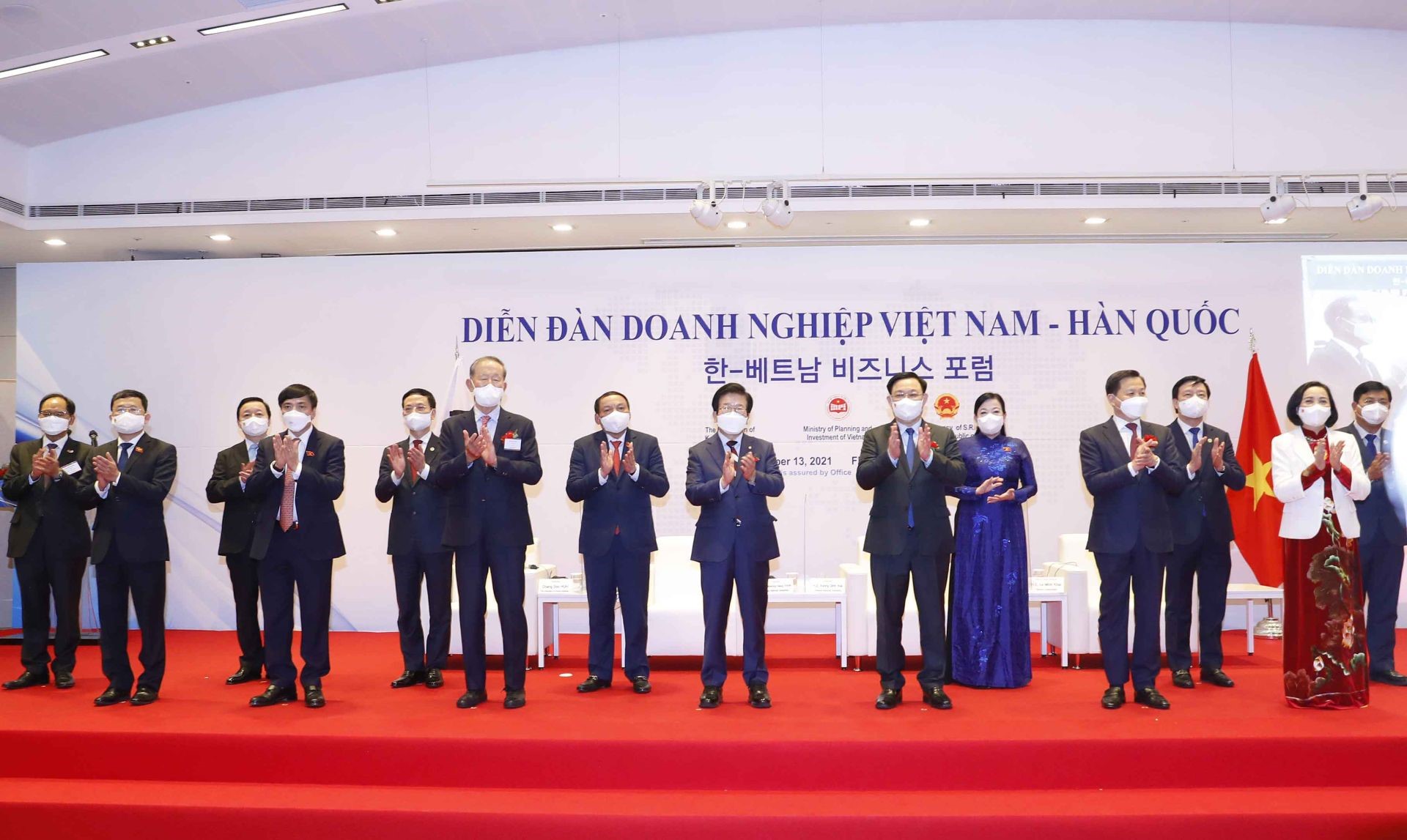 The Vietnam-Korea Business Forum was attended by National Assembly Chairman Vuong Dinh Hue, the President of the National Assembly of the Republic of Korea, and other delegates.