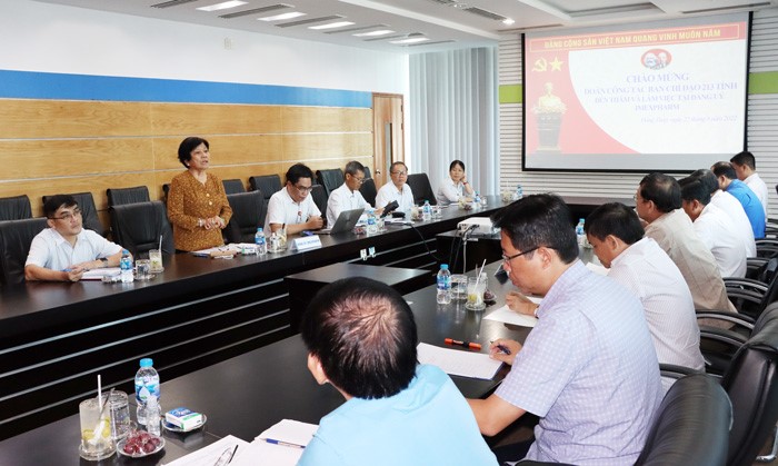 The delegation of the Steering Committee of 213 provinces listened to the Party Committee of Imexpharm Pharmaceutical Joint Stock Company talk about how the operation was going