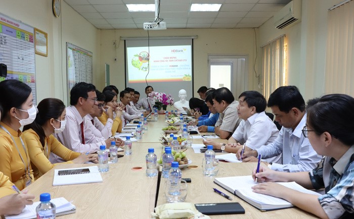 At the Joint Stock Commercial Bank for Development of Ho Chi Minh City - Dong Thap Branch, the delegation of the Steering Committee of 213 provinces (on the right) suggested some ideas for the Branch's activities and the organization of the Youth Union Congress.