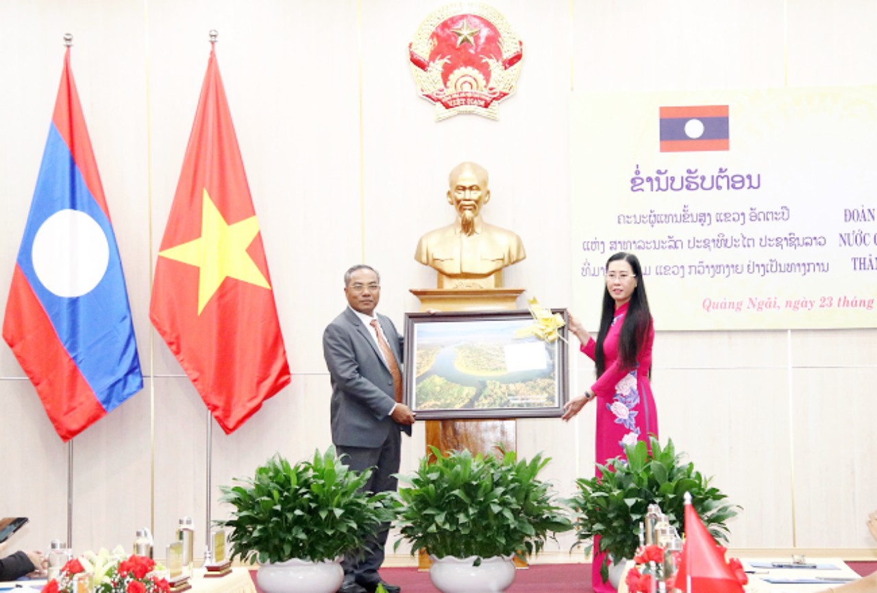 Bí thư Tỉnh uỷ, Tỉnh trưởng tỉnh Attapeu Lệt Xay Nha Phon tặng quà lưu niệm cho tỉnh Quảng Ngãi
