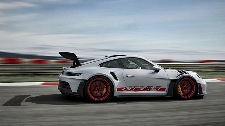 Porsche đã thực hiện khá nhiều nâng cấp về thiết kế, nhằm tăng tính khí động học trên biến thể RS.