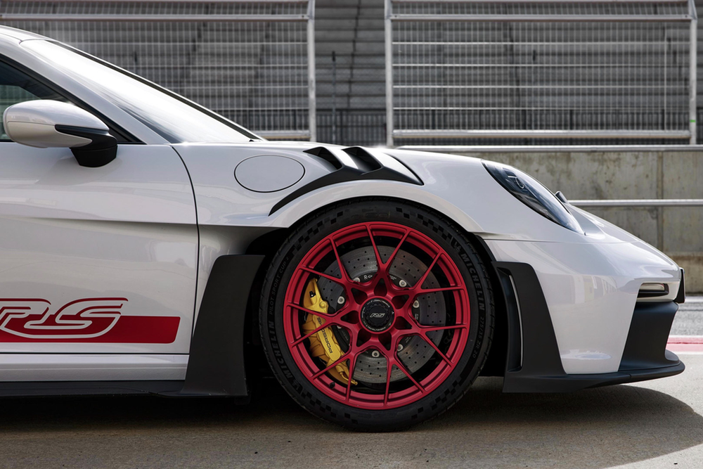 Porsche 911 GT3 RS sở hữu ngoại hình thể thao hơn với bộ tem đua đặc biệt với phối màu tương phản màu ngoại thất.