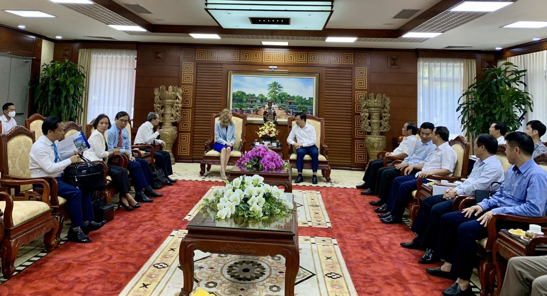 Photo: The meeting between leaders of Hai Duong province and the delegation of Khabarovsk region, Russia.