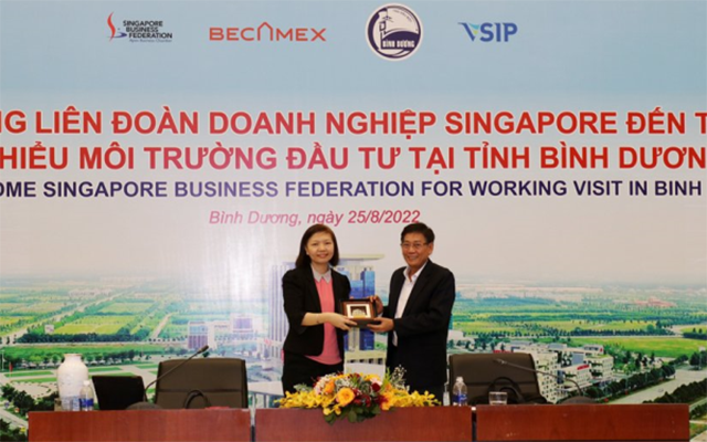 Bà Tan Sock Joo - Giám đốc khu vực ASEAN, Liên đoàn Doanh nghiệp Singapore tặng quà lưu niệm cho ông Mai Hùng Dũng – Phó Chủ tịch Thường trực UBND tỉnh Bình Dương