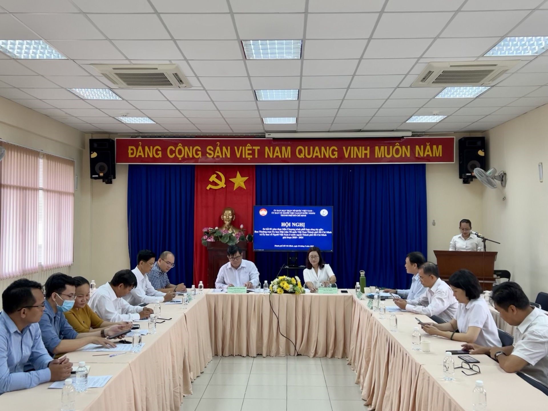 The meeting to examine the two-year execution of the cooperative program between the Committee on Overseas Vietnamese in Ho Chi Minh City and the Standing Committee of the Vietnam Fatherland Front Committee in Ho Chi Minh City.