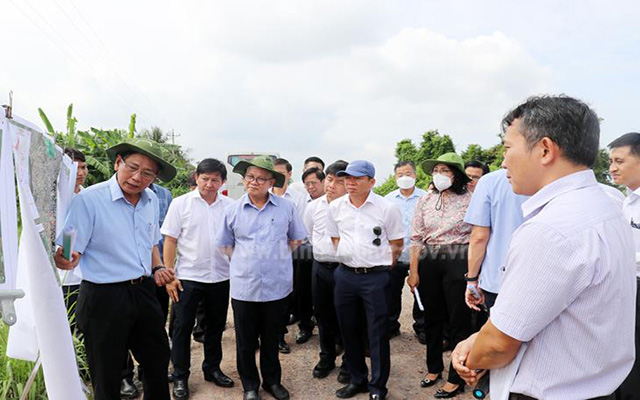 Bí thư Tỉnh ủy Nguyễn Văn Lợi nghe các đơn vị báo cáo tình hình triển khai dự án đường Vành đai 3