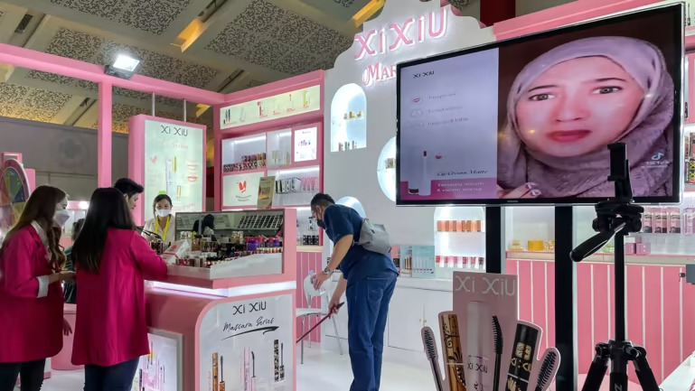Các thương hiệu Indonesia như Xi Xiu đang nhấn mạnh mức giá thấp hơn để thu hút người tiêu dùng trẻ tuổi. (Ảnh của Nana Shibata)