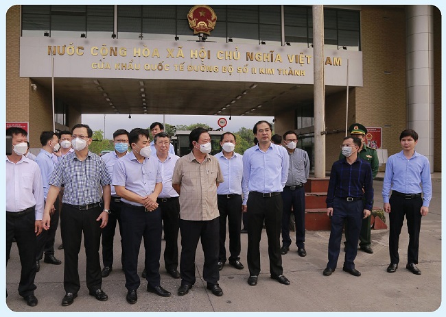 Bộ trưởng Bộ Nông nghiệp và PTNT Lê Minh Hoan và lãnh đạo tỉnh Lào Cai thăm Cửa khẩu Quốc tế đường bộ số II Kim Thành.