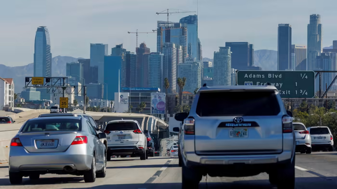 Giao thông di chuyển về phía Los Angeles, California, một bang được biết đến là đi đầu trong việc giải quyết khói bụi và các vấn đề khác do động cơ đốt trong gây ra. © Reuters