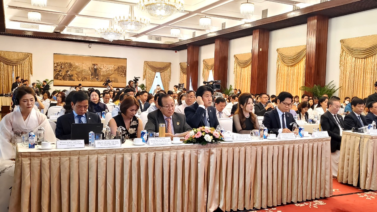 Buổi tọa đàm có sự tham gia đông đảo của đại diện cơ quan Trung Ương, đại diện các địa phương, đại diện phái đoàn Hàn Quốc, các chuyên gia kinh tế cùng nhiều doanh nghiệp đến từ cả Việt Nam và Hàn Quốc.