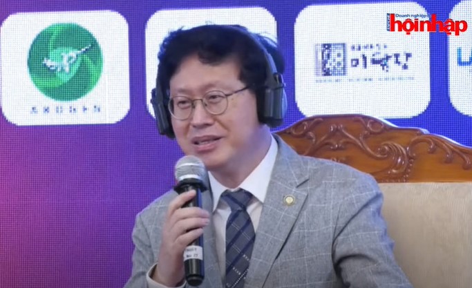 Ông Lee Dong Bok - Chủ tịch Ủy ban Hợp tác Giáo dục Việt Nam - Hàn Quốc (KVACC)