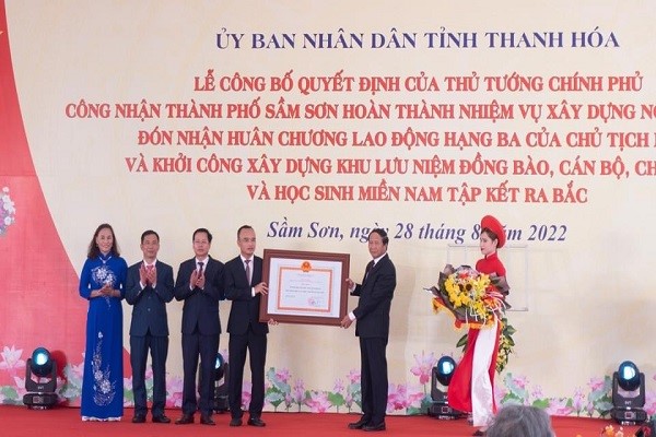 Comrade Le Van Thanh, Deputy Prime Minister and Member of the Party Central Committee handed down the Prime Minister's Decision recognizing Sam Son City to finish the work of establishing a new rural region.