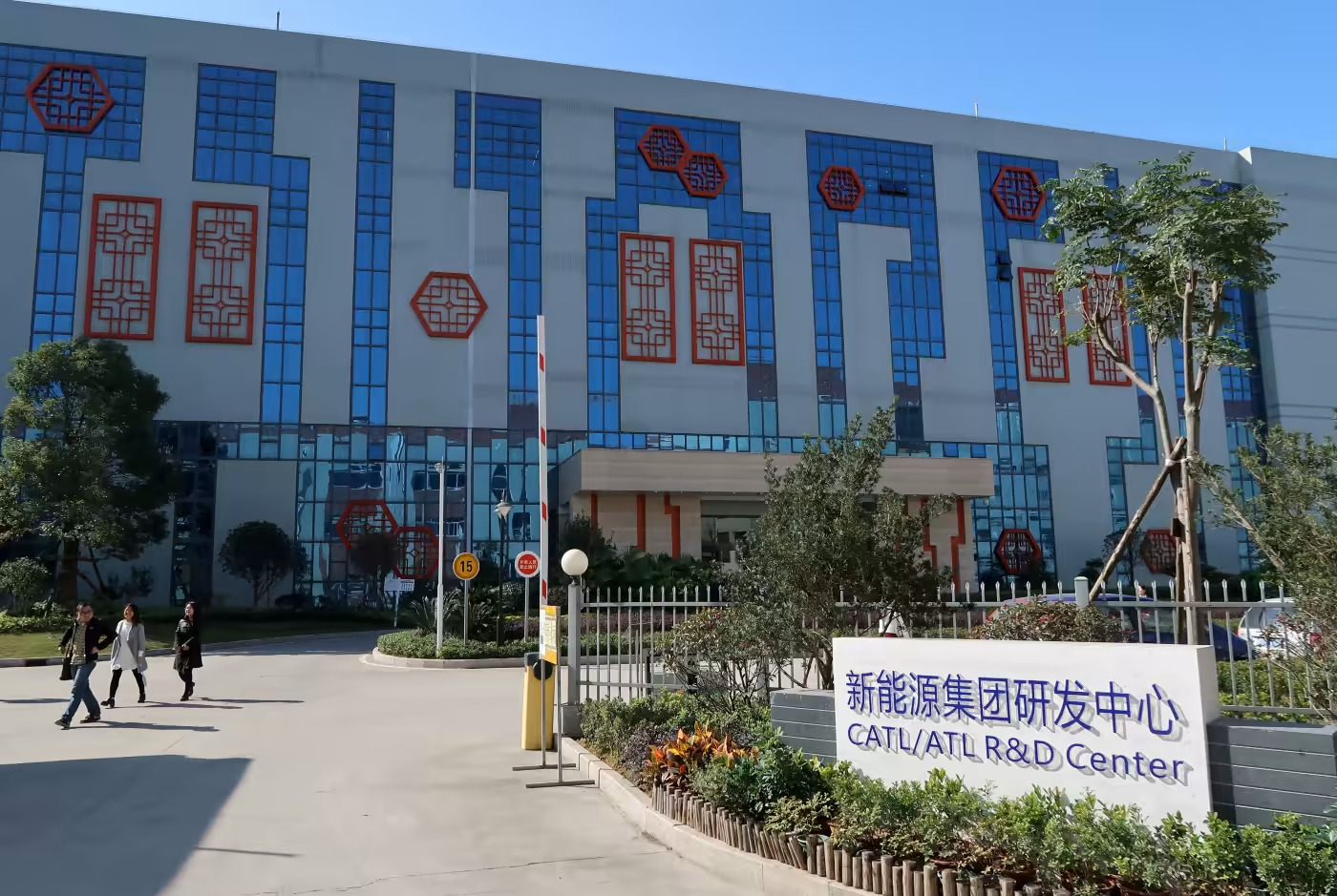 Trung tâm R & D của Công ty TNHH Công nghệ Amperex Đương đại ở Ninh Đức, tỉnh Phúc Kiến, Trung Quốc. Công ty đang chạy đua để thay thế pin phốt phát sắt ngày nay. © Reuters