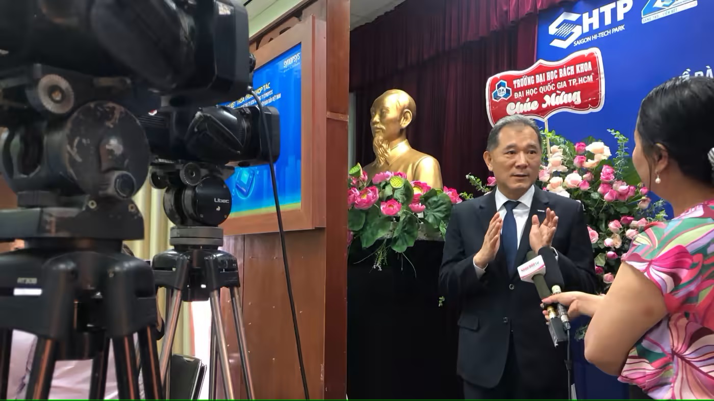 Photo: Mr. Robert Li, Vice President of Synopsys, talks to reporters in Ho Chi Minh City. (Photo: Women's Newspaper)