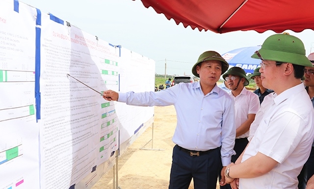 Photo: Director of Nghe An Department of Transport Hoang Phu Hien - The investor of the coastal road project is reporting to the Chairman of Nghe An Provincial People's Committee Nguyen Duc Trung on the project's construction progress.