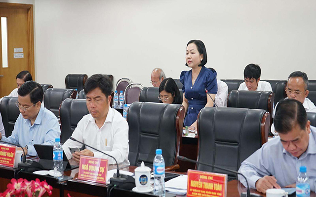 Bà Nguyễn Thu Cúc, Chủ tịch UBND TP.Thủ Dầu Một phát biểu tại phiên họp