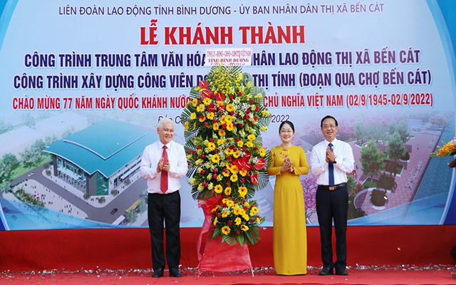 Đồng chí Nguyễn Văn Lợi - Bí thư Tỉnh ủy Bình Dương tặng hoa chúc mừng