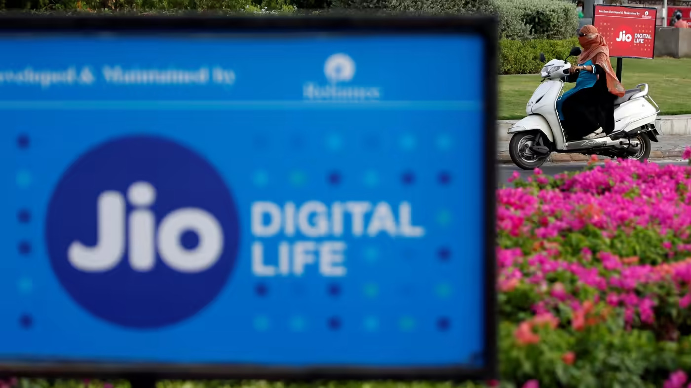 Gã khổng lồ viễn thông Reliance Jio Infocomm đã tung ra một đoạn lớn sóng phát sóng được rao bán trong cuộc đấu giá đầu tiên về phổ tần 5G của Ấn Độ vào tháng Bảy. © Reuters