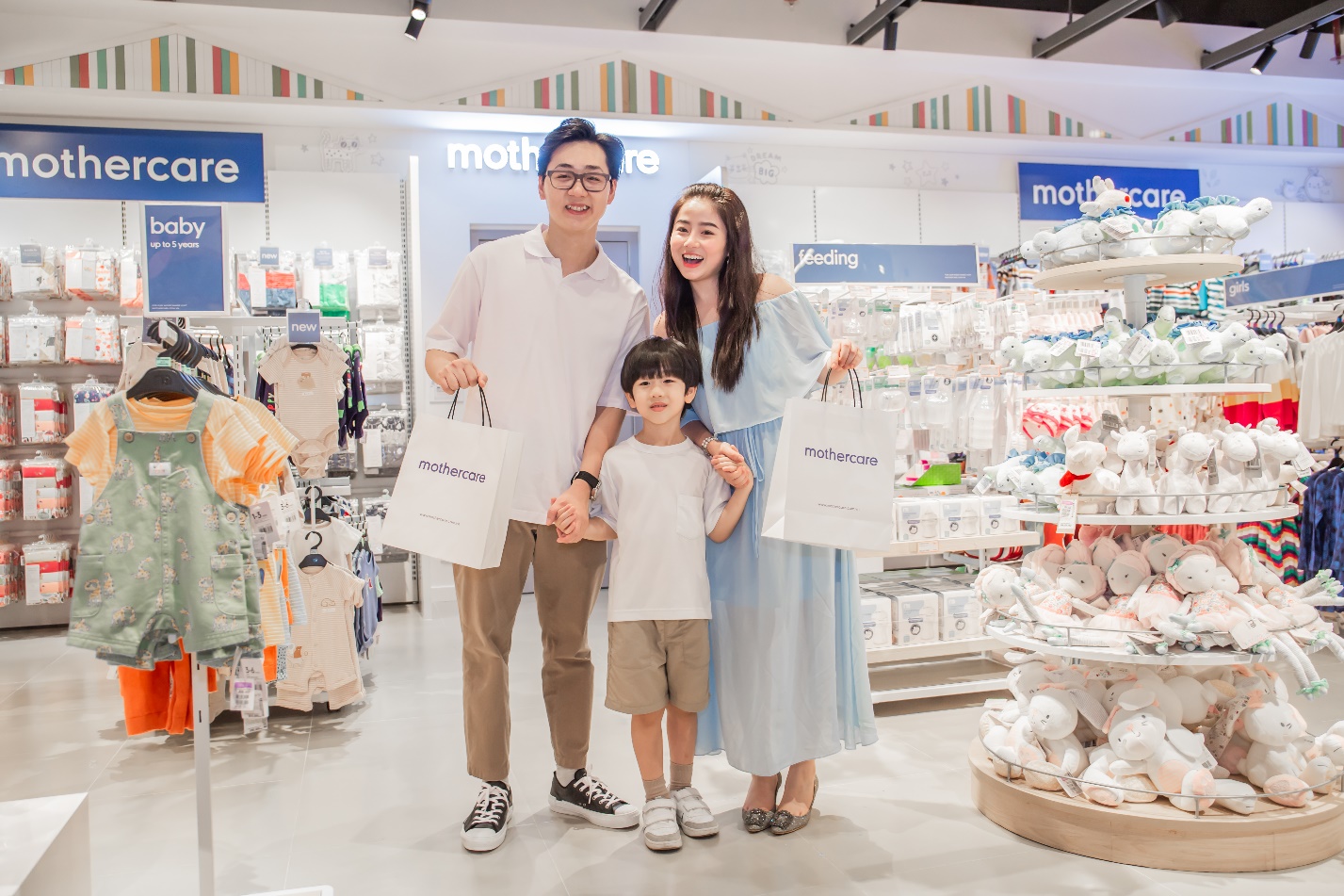 Gia đình bố Duy – mẹ Nam Thương hào hứng trải nghiệm mua sắm tại cửa hàng Mothercare