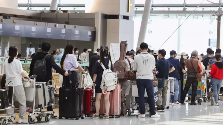 Hành khách xếp hàng tại quầy làm thủ tục ở sân bay quốc tế Incheon vào ngày 3 tháng 6. © Yonhap / Kyodo