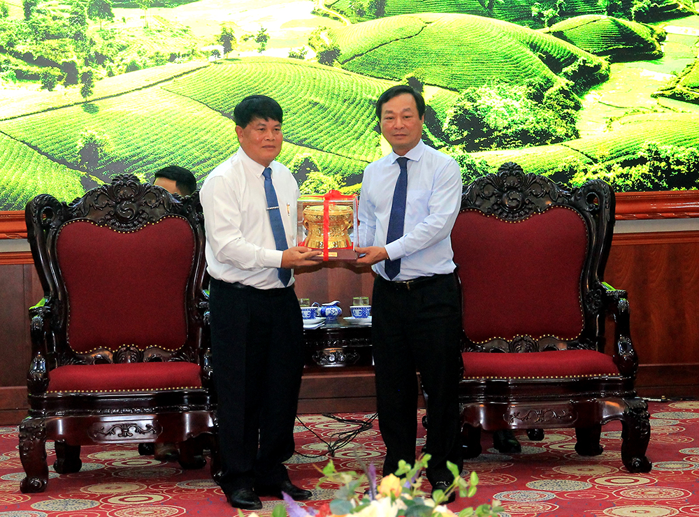 Chủ tịch UBND tỉnh Phú Thọ tặng biểu tượng Trống đồng cho Bí thư Tỉnh ủy, Tỉnh trưởng tỉnh Bò Kẹo.