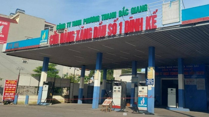 Cục QLTT Bắc Giang đã kiểm tra phát hiện cửa hàng xăng dầu số 1 Dĩnh Kế của Công ty TNHH Phương Thanh Bắc Giang dừng bán xăng với lý do hết xăng.