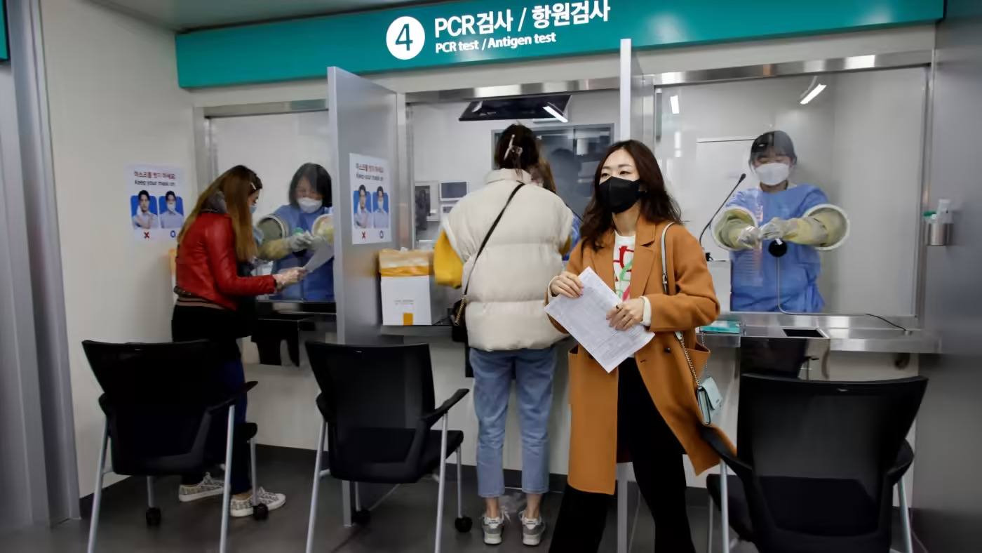 Một địa điểm thử nghiệm tại sân bay quốc tế Incheon ở Incheon. Khách du lịch đến Hàn Quốc sẽ vẫn phải được kiểm tra COVID trong vòng 24 giờ sau khi hạ cánh. © Reuters