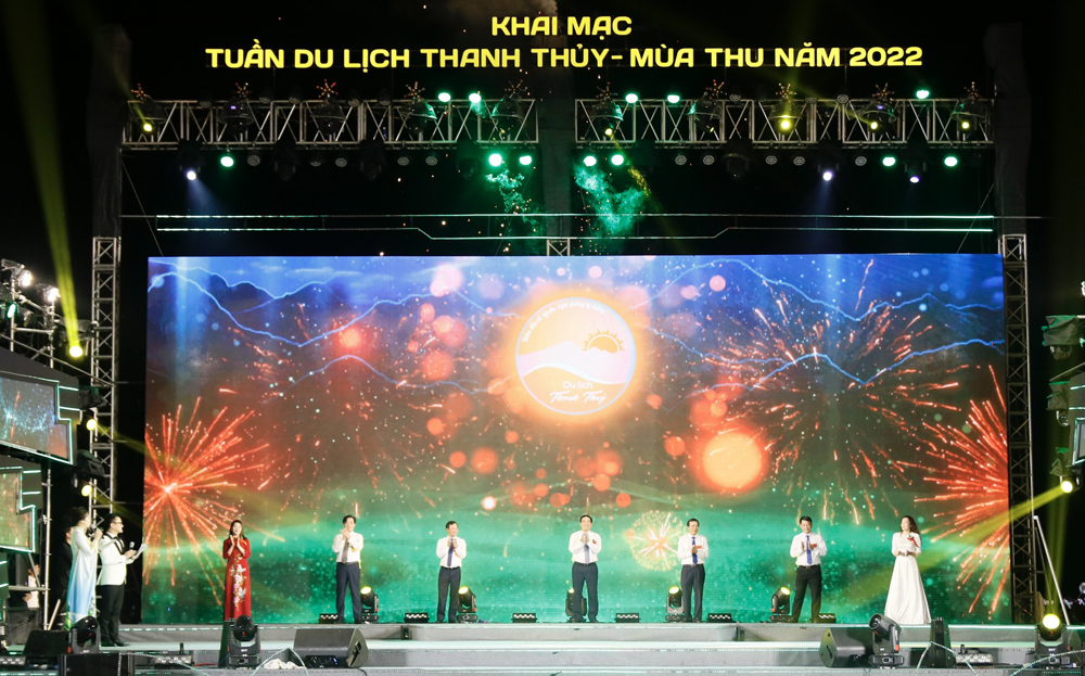 Các đồng chí lãnh đạo tỉnh và huyện Thanh Thuỷ thực hiện nghi thức Khai mạc