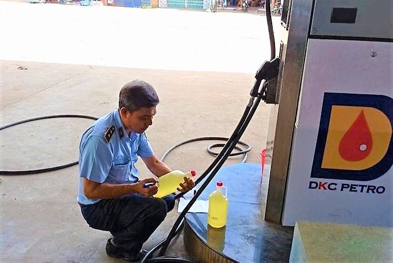 Lực lượng chức năng tỉnh Đồng Nai lấy mẫu xăng dầu tại cửa hàng thuộc Công ty Cổ phần xuất nhập khẩu dầu khí HHL chi nhánh Đồng Nai. ẢNH: Tổng Cục QLTT