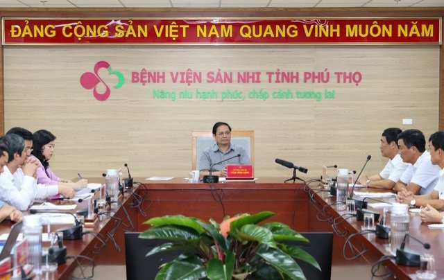 Thủ tướng cùng đoàn công tác đến thăm Bệnh viện Sản Nhi tỉnh Phú Thọ