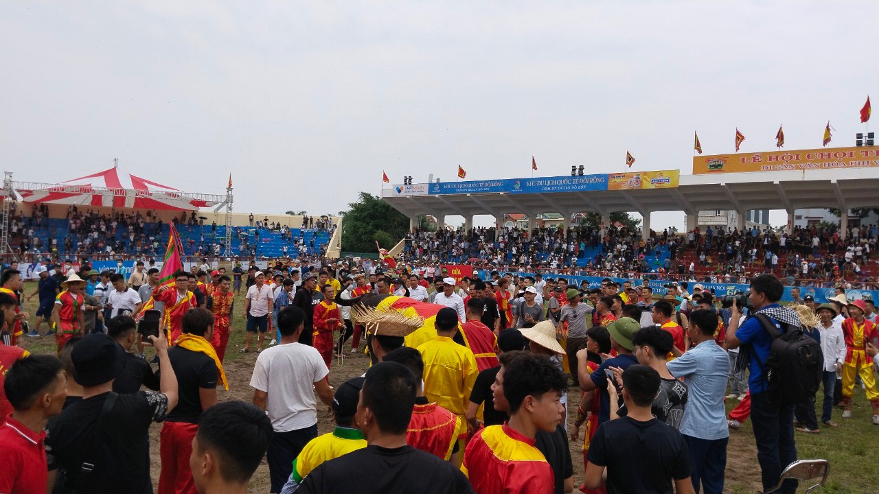 Ông Trâu số 08 giành giải nhất, chủ Trâu và người dân phường Bàng La phủ áo truyền thống lên ông Trâu và ăn mừng chiến thắng.