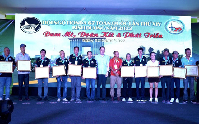 Ông Cao Văn Chóng- Phó Giám đốc Sở VHTTDL và ông Võ Hùng Phong - Chủ tịch Liên đoàn Xe đạp Mô tô thể thao tỉnh trao bằng khen cho các cá nhân
