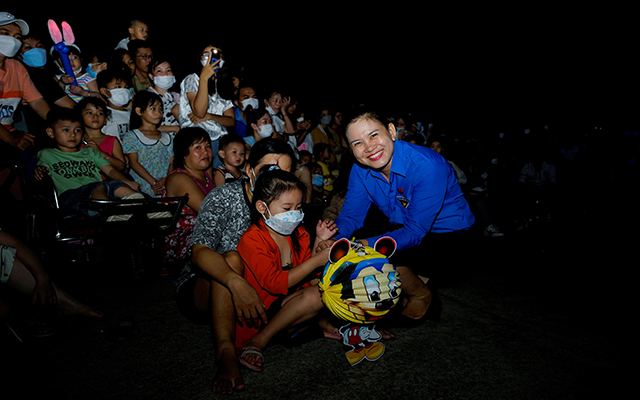 Bà Trần Thị Diễm Trinh – Bí thư tỉnh đoàn Bình Dương trao và tặng quà cho thiếu nhi tại sân chơi đường phố