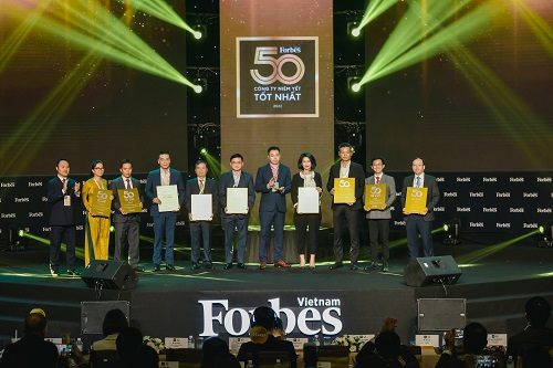 Đại diện Vinamilk (thứ 6 từ trái sang) cùng với 8 doanh nghiệp khác đã góp mặt trong danh sách Top 50 của Forbes 10 năm liền được vinh danh đặc biệt tại sự kiện