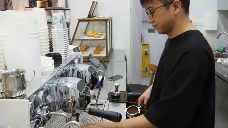 Năm 2017, Song Weizhe mở quán cà phê Bưu điện, với mô típ là một bưu điện. Quán cà phê Thượng Hải, nơi từng là một quầy bán báo, đã trở thành quán cà phê nhỏ nhất thế giới ở Trung Quốc. (Ảnh của Noriyuki Doi)