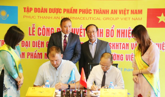 Phúc Thành An ký kết và công bố quyết định Trưởng đại diện tại thị trường Kazakhstan trước sự chứng kiến của Ngài Asset Galiyev, Phó Đại sứ Cộng hoà Kazakhstan tạị Việt Nam