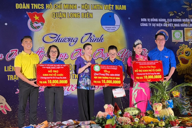 Chị Lê Thị Thao – Chủ nhiệm CLB Nữ doanh nhân quận Long Biên – Hoa hậu doanh nhân quốc tế năm 2022 ủng hộ chương trình 10 triệu đồng.