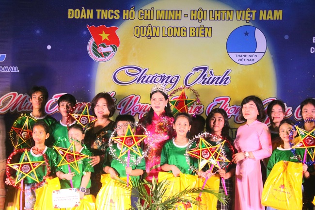 Chị Lê Thị Thao cùng các thành viên CLB Nữ doanh nhân quận Long Biên trao quà cho trẻ em quận Long Biên