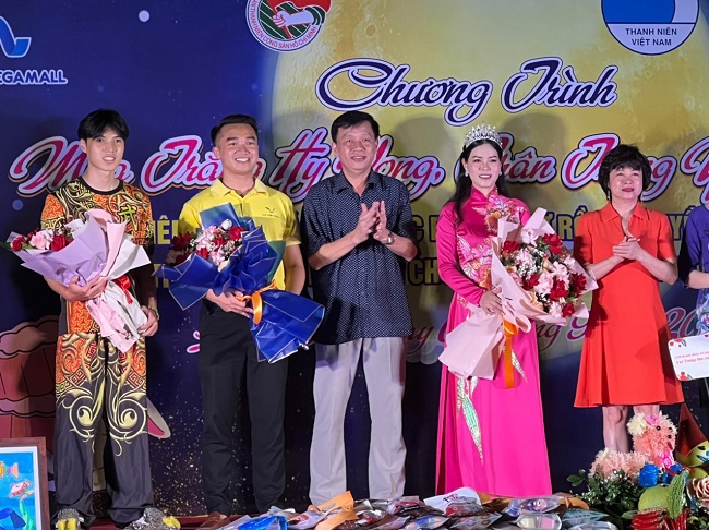Đồng chí Nguyễn Quốc Long - Ủy viên Ban thường vụ , Trưởng ban Dân vận Quận ủy Long Biên trao tặng hoa đến các nhà tài trợ và các đơn vị tham gia chương trình