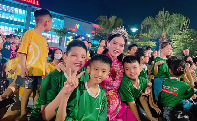 Chị Lê Thị Thao giao lưu cùng các cháu học sinh trường THSC Hy Vọng