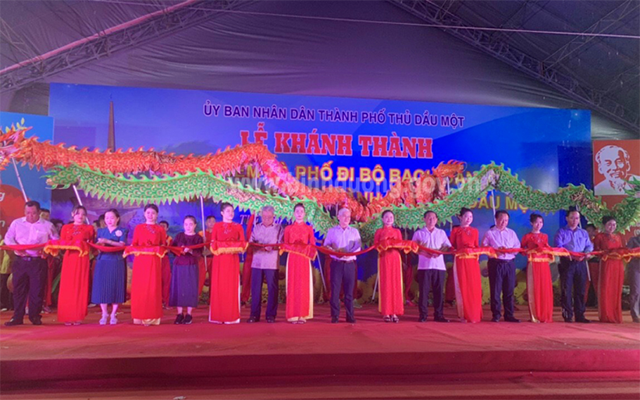 Bí thư Tỉnh ủy Nguyễn Văn Lợi (thứ 8 từ phải qua) cùng các đại biểu cắt băng khánh thành Chợ đêm và Phố đi bộ Bạch Đằng