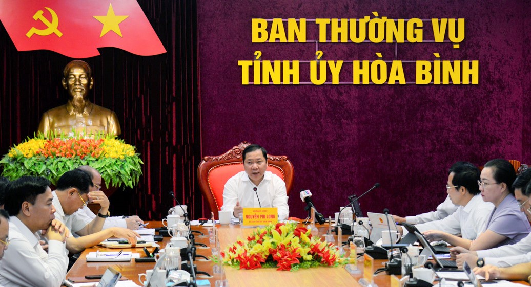 Đồng chí Nguyễn Phi Long, Ủy viên dự khuyết BCH Trung ương Đảng, Bí thư Tỉnh ủy Hòa Bình chủ trì hội nghị.