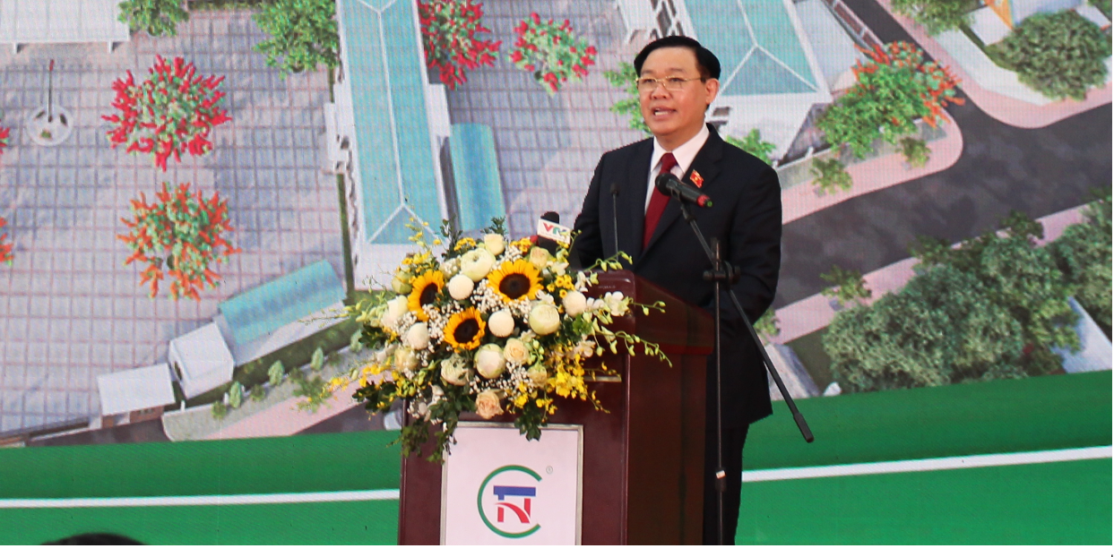 Ông Vương Đình Huệ - Chủ tịch Quốc hội đến chia vui với thầy trò trường PTTH Kỳ SơnẢnh minh họa