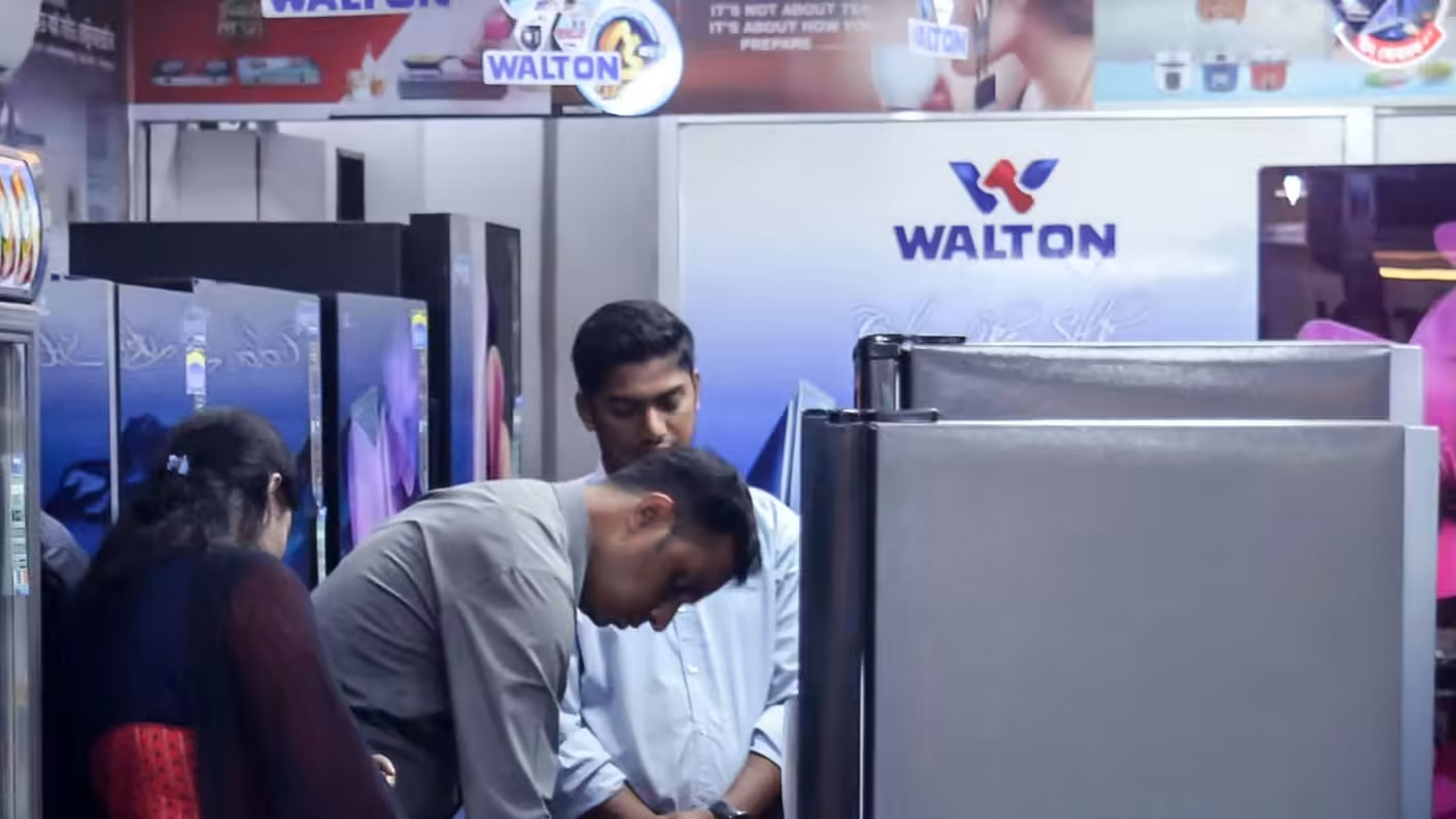 Tủ lạnh mang nhãn hiệu Walton tại một tiệm bán ở Dhaka, thủ đô của Bangladesh. (Ảnh của Sumanta Chakraborty/ Nikkei Asia).